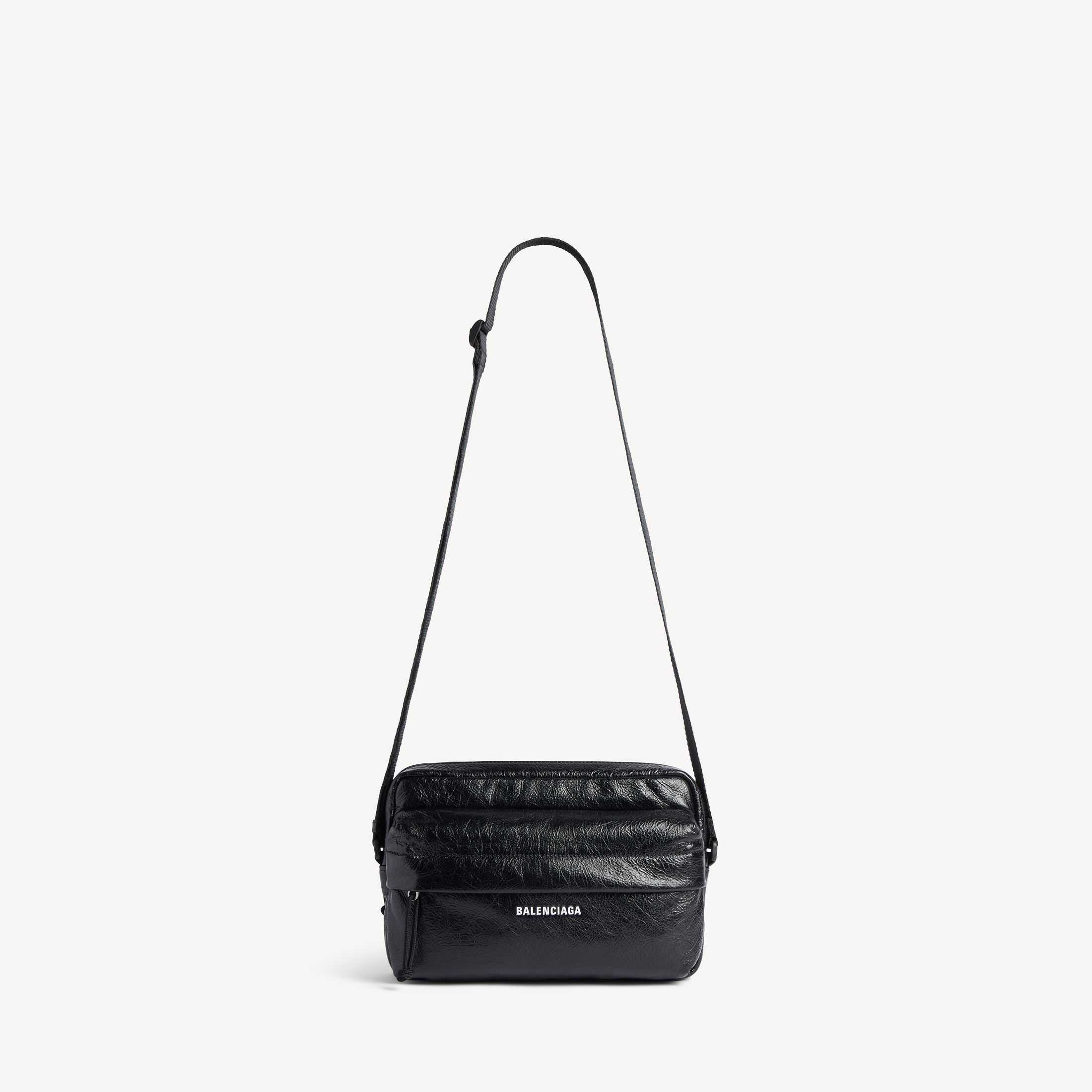 Réplica de alta calidad de la colección Explorer de Balenciaga para hombre, fabricada con los mismos materiales que el original: piel de cordero negra con vetas finas, nailon y poliéster. Bolsa para cámara.