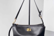 巴黎世家手拿包