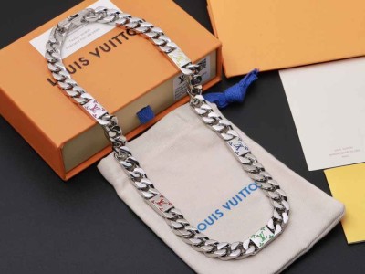 LV Mosaic将Tied U和 Cuban链环彼此相扣