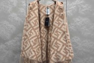 Fendi限量款连帽斗篷披肩