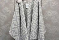 Fendi限量款连帽斗篷披肩