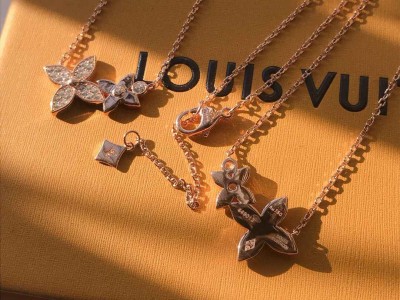 LV 双花幸运草项链耳钉底部logo精致！