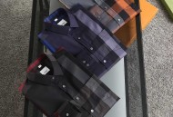 巴宝莉经典格子口袋设计