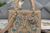 Lady Dior 五格刺绣花草珠子型号：M0565