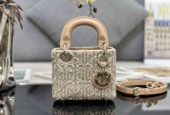 Lady Dior 超迷你刺绣杏色木珠型号：S0856