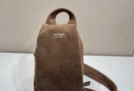 普拉达胸包2VZ114麂皮